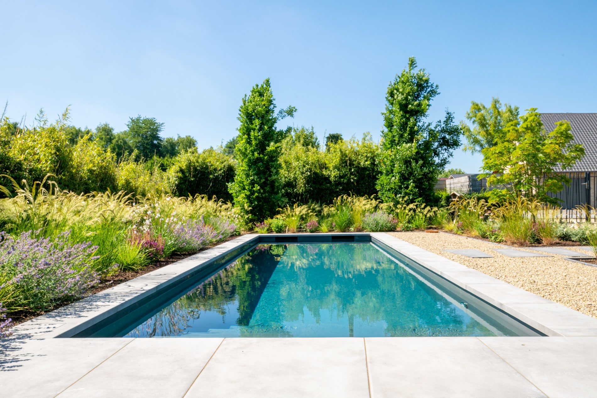 Discreet design in <br>een kleurrijke tuin