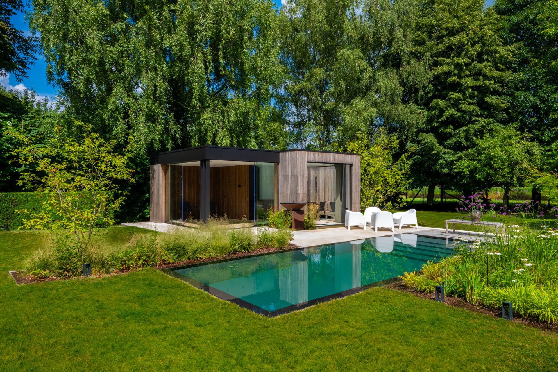 Architecturale tuinbeleving met <br>overloopzwembad en poolhouse